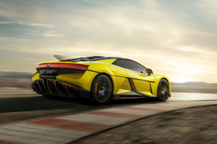 Nắp khoang động cơ giả đi kèm với vây cá trong suốt cũng học hỏi từ thương hiệu siêu xe Ý. Bên trong mẫu siêu xe Trung Quốc này là không gian nội thất có thiết kế bị đánh giá là kém ấn tượng. Mặt táp-lô và cụm điều khiển trung tâm của xe có thiết kế như siêu xe McLaren ra đời từ 10 năm trước.