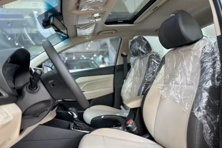 Không gian nội thất Hyundai Accent hiện đại với triết lý HMI và màn hình giải trí đặt nổi trên bảng táp lô, kích thước 8 inch và tích hợp Apple CarPlay, Android Auto, đi kèm âm thanh 6 loa. Đồng hồ lái cũng nâng cấp giao diện kỹ thuật số.