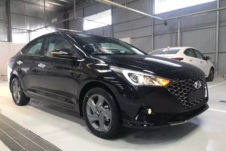 Ngoài ra, Hyundai Accent 2023 còn trang bị tiện ích khởi động từ xa, làm mát khoang lái trước khi lên xe. Hyundai Accent 2023 vẫn trang bị động cơ Kappa 1.4L cho công suất tối đa 100 ps (98,6 hp) và mô-men xoắn cực đại 132 Nm. Đi kèm hộp số sàn 6 cấp hoặc hộp số tự động 6 cấp.