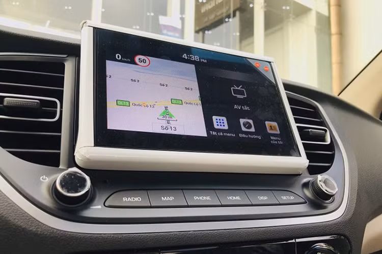 Thiết kế ngoại thất Hyundai Accent 2023 vẫn khá trung tính với lưới tản nhiệt hình thang ngược kiểu mắc xích, liền kề với cụm đèn pha sắc sảo vuốt ngược ra sau dạng lưỡi liềm. Trong khi cụm đèn hậu kiểu LED 3D hiện đại.