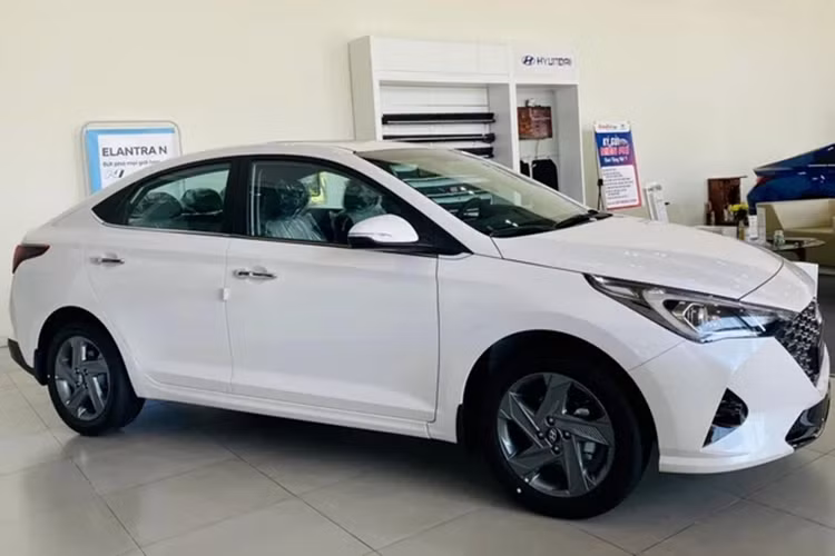 Tại một số đại lý Hyundai Accent 2023 giảm giá thấp hơn sẽ bổ sung quà tặng như phim cách nhiệt, phủ gầm, thảm sàn… Ngoài ra, một số đại lý khác áp dụng khuyến mãi 100% lệ phí trước bạ.