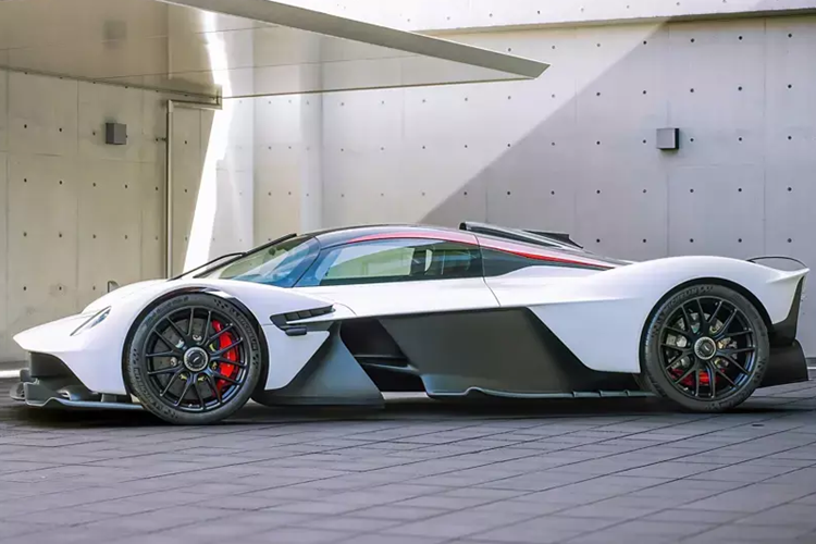 Mong muốn cuối cùng được chứng minh khả năng của chiếc xe, Aston Martin đã trao chìa khóa cho tay đua thử nghiệm và người chiến thắng giải đua 24 giờ Le Mans Darren Turner và để anh ta tự do trên một trong những đường đua nổi tiếng nhất thế giới, Silverstone.