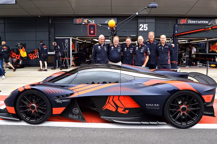 Kỷ lục của Aston Martin Valkyrie được thiết lập trên lốp Michelin Pilot Sport Cup 2 tiêu chuẩn và trong khi đường đua khô ráo, trời đã mưa vào đầu ngày, làm giảm độ bám đường một chút. Tuy nhiên, chiếc siêu xe này đã thể hiện rất tốt và đạt tốc độ tối đa 205 dặm/giờ (330 km/giờ).