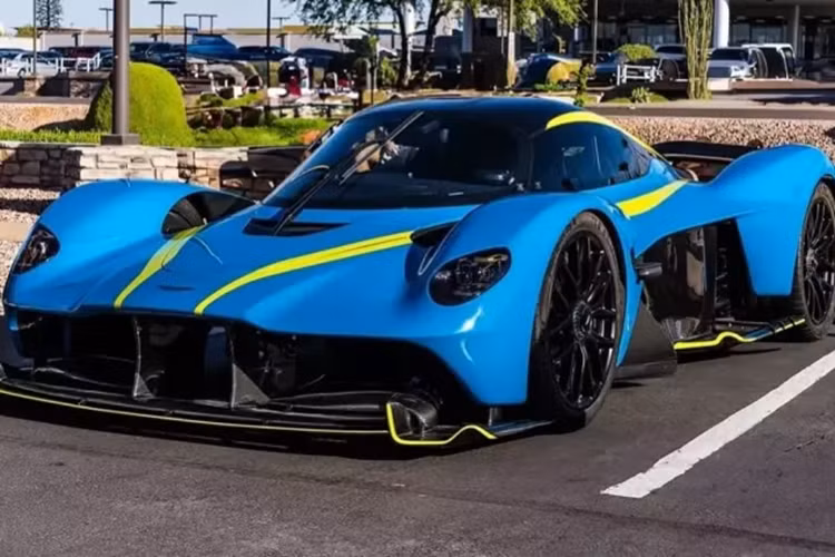 Thời gian của siêu xe Aston Martin Valkyrie cũng nhanh hơn gần 2 giây so với kỷ lục xe đua GT3 trên đường đua, được thiết lập vào năm 2019 là 1:58.165 với Lamborghini Huracan GT3 trên lốp trơn.
