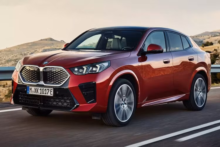 Nguoi dung xe BMW co the dung mat de chuyen lan duong