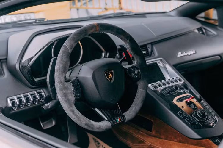 So với những xe đang có mặt ở Việt Nam, siêu bò Lamborghini Aventador SVJ trong bài gây ấn tượng khi sở hữu lớp sơn ngoại thất gradient giữa màu đen và vàng đồng có tên Bronze Zenas. Chưa hết, chiếc Lamborghini Aventador SVJ này còn được độ lại bộ mâm của AG Luxury theo sở thích của chủ sở hữu.