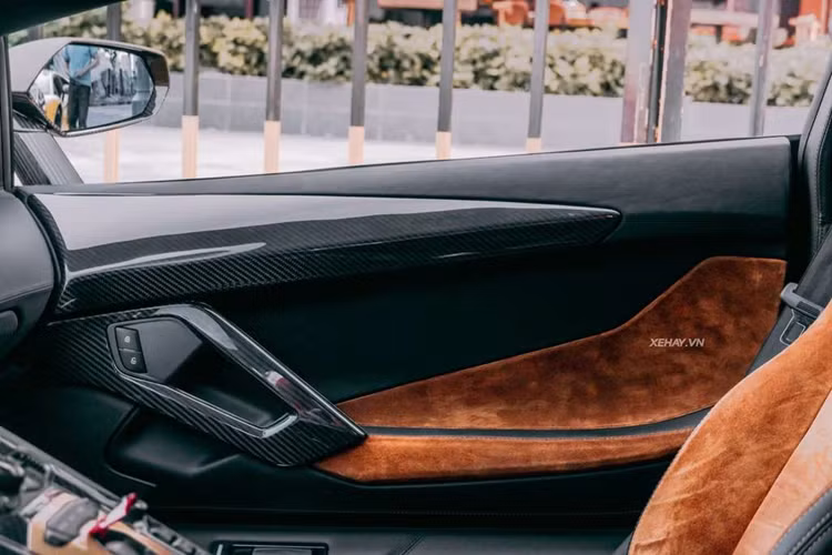 Bên cạnh bộ cánh độc đáo, siêu xe Lamborghini Aventador SVJ còn gây ấn tượng với phần đầu xe thiết kế mạnh mẽ và táo bạo, gồm cụm đèn pha góc cạnh tựa như 2 viên kim cương rực rỡ đi cùng dải đèn LED bắt mắt với những chiếc bóng đèn nhỏ bên trong.