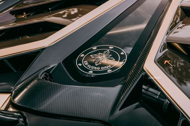 Bên cạnh là khe thoát gió được thiết kế khá ấn tượng giúp dẫn luồng khí xuống phần mui giúp cho xe khi di chuyển có cảm giác chắc chắn và bám đường tốt hơn.