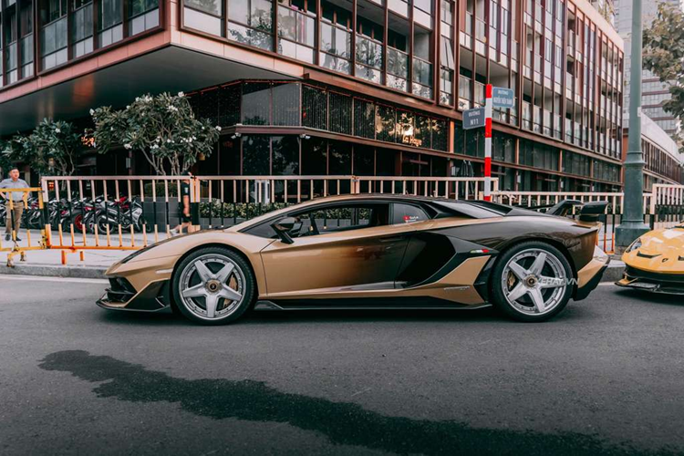 Tại thị trường Việt Nam, “siêu bò” Aventador xuất hiện khá sớm. Sau một năm ra mắt đã có hai chiếc Aventador LP700-4 được mang về nước.