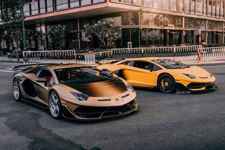 Ở bên trong cabin, chiếc Aventador SVJ này có nhiều chi tiết được làm từ vật liệu carbon và được hoàn thiện thủ công tại Việt Nam.