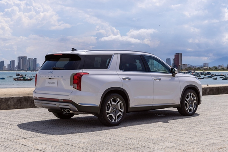 Hyundai Palisade lắp ráp Việt Nam có 4 phiên bản và giá hấp dẫn từ 1,469-1,589 tỷ đồng. Tại Thái Lan, Hyundai Palisade được định vị và cạnh tranh với các mẫu xe đối thủ là Mazda CX-8 XDL và Ford Everest V6. Xesở hữu kích thước 4.995 x 1.975 x 1.750 mm, chiều dài cơ sở 2.900 mm.