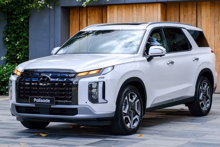 Vào cuối tháng 10/2024 vừa qua, Hyundai Thành Công Việt Nam (HTMV) đã chính thức xuất khẩu lô xe Hyundai Palisade 2024 sang Thái Lan. Đến nay, Hyundai Palisade đã được nhà phân phối Hyundai tại Thái Lan ra mắt và công bố phiên bản cũng như giá bán.