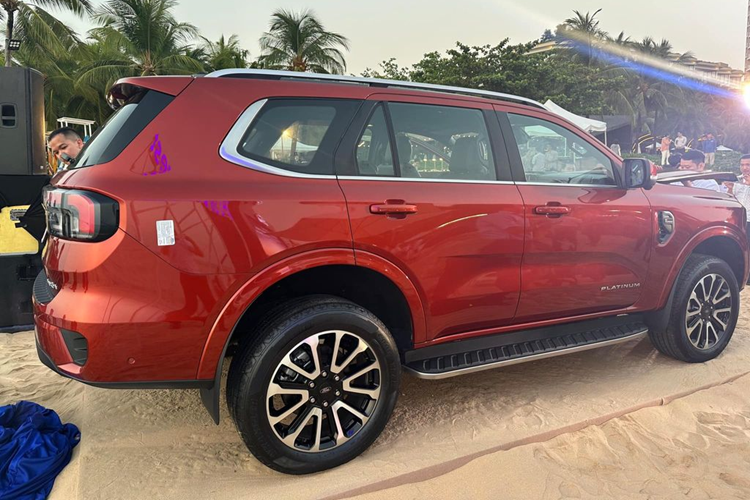 Về trang bị an toàn, Ford Everest Platinum sở hữu đầy đủ các tính năng cao cấp như bản Wildtrak, bao gồm hệ thống ga tự động thích ứng, đèn pha thông minh, hỗ trợ phanh khẩn cấp, hỗ trợ giữ làn đường, hỗ trợ đỗ xe tự động, cảnh báo điểm mù và camera 360 độ…