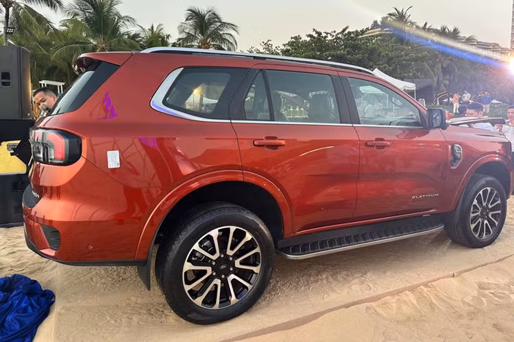 Về trang bị an toàn, Ford Everest Platinum sở hữu đầy đủ các tính năng cao cấp như bản Wildtrak, bao gồm hệ thống ga tự động thích ứng, đèn pha thông minh, hỗ trợ phanh khẩn cấp, hỗ trợ giữ làn đường, hỗ trợ đỗ xe tự động, cảnh báo điểm mù và camera 360 độ…