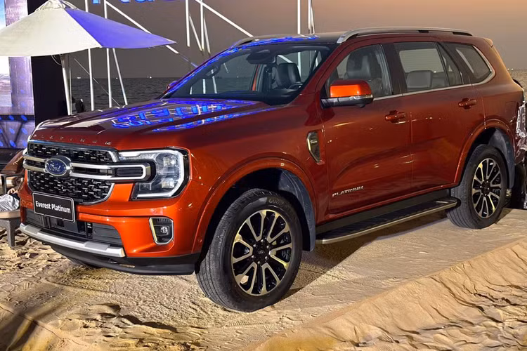 So với các phiên bản cấp thấp hơn, mẫu xe SUV Ford Everest Platinum sẽ có điểm khác biệt, điển hình là lưới tản nhiệt được thiết kế lại với các chi tiết mạ crôm đi cùng logo 3D "Platinum" trên nắp ca-pô.