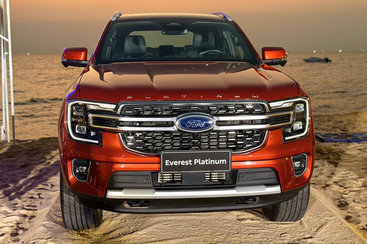 Giá xe Ford Everest Platinum 2024 vẫn chưa được công bố, tuy nhiên một số đại lý đang nhận đặt cọc trước Everest Platinum 2024 với giá dự kiến 1,509 tỷ đồng. Xe sẽ được cung cấp với 4 tùy chọn màu sơn ngoại thất, bao gồm: nâu, trắng, đen và xám.