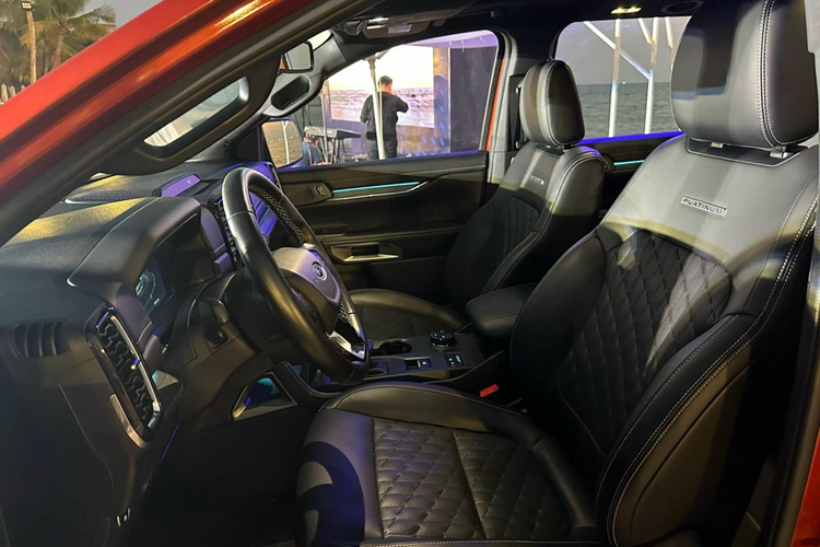 Về nội thất, phiên bản Platinum mới này sẽ có ghế bọc da cao cấp đi cùng họa tiết hình quả trám, táp lô ốp gỗ Maple, hệ thống âm thanh 12 loa Bang &amp; Olufsen, tính năng Zone Lighting.