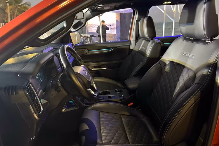 Về nội thất, phiên bản Platinum mới này sẽ có ghế bọc da cao cấp đi cùng họa tiết hình quả trám, táp lô ốp gỗ Maple, hệ thống âm thanh 12 loa Bang &amp; Olufsen, tính năng Zone Lighting.