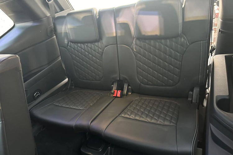 Ford Everest Platinum 2024 có dung tích cốp 199 lít, tăng lên 876 lít (nếu gập hàng ghế thứ 3) và 1.796 lít (nếu gập hàng ghế thứ 2 và 3). Cốp xe có thể đóng mở điện, có thể chỉnh chiều cao cốp.