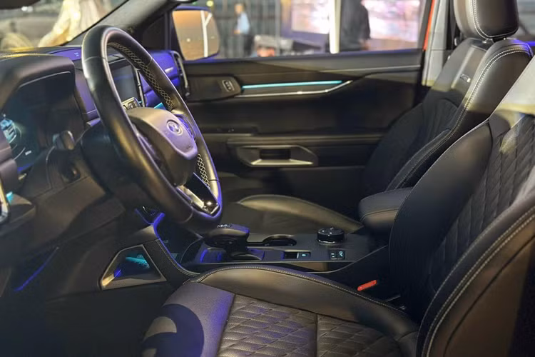 Xe được trang bị bộ mâm 6 chấu kép có kích thước 20 inch, đi kèm lốp dự phòng "full-size". Còn lại, xe vẫn có các trang bị giống bản Titanium, bao gồm cụm đèn LED ma trận, đèn sương mù LED và các chi tiết viền crôm.