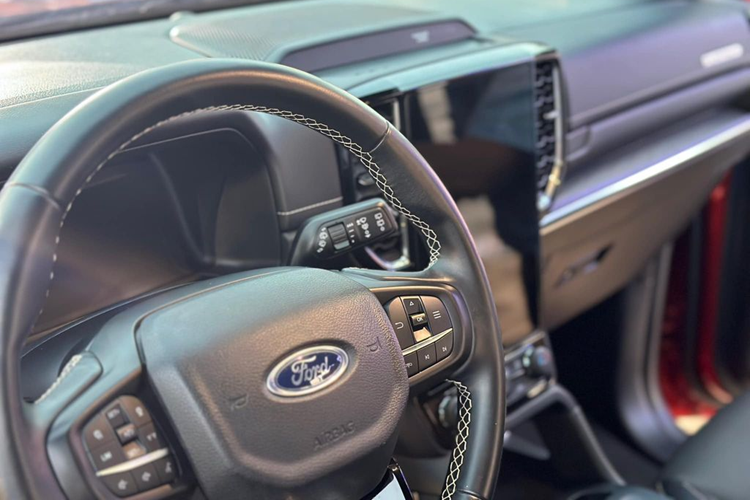 Ghế lái của xe được trang bị tính năng chỉnh điện 10 hướng, nhớ 3 vị trí. Hàng ghế trước có tính năng làm mát và sưởi ấm, trong khi hàng ghế thứ hai chỉ có tính năng sưởi ấm. Hàng ghế thứ ba được trang bị tính năng gập điện.