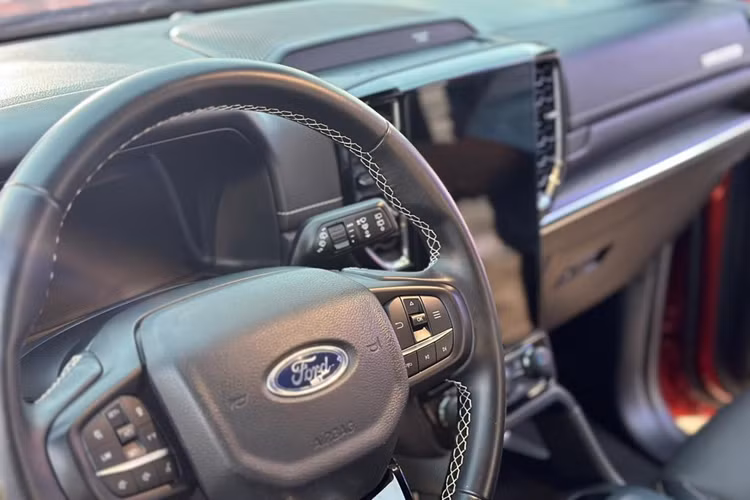 Ghế lái của xe được trang bị tính năng chỉnh điện 10 hướng, nhớ 3 vị trí. Hàng ghế trước có tính năng làm mát và sưởi ấm, trong khi hàng ghế thứ hai chỉ có tính năng sưởi ấm. Hàng ghế thứ ba được trang bị tính năng gập điện.