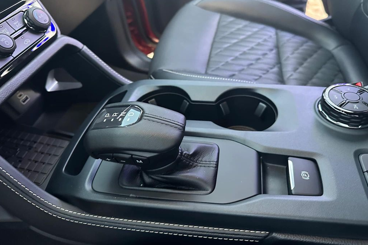 Ngoài ra, Ford Everest Platinum vẫn có các trang bị khác tương tự bản Titanium như: màn hình 12,4 inch đặt sau vô-lăng, màn hình dọc 12 inch hỗ trợ kết nối SYNC4, cần số điện tử, điều hòa tự động hai vùng và cửa sổ trời toàn cảnh.