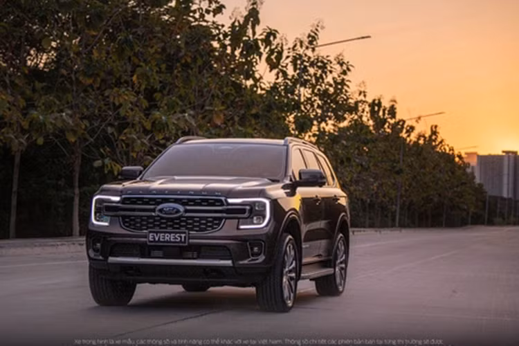 Về nội thất, khoang cabin của Ford Everest V6 Platinum chắc chắn cũng sẽ có những trang bị hiện đại như: màn hình khổ lớn dạng dọc 12 inch, sạc điện thoại không dây, cần gạt số bọc da và phanh tay điện tử.