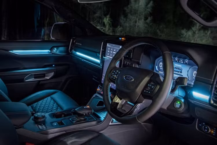 Cung cấp sức mạnh cho xe SUV Ford Everest V6 Platinum sẽ là máy diesel V6 3.0L tăng áp cho công suất tối đa 250 mã lực, mô-men xoắn 600 Nm. Hộp số đi kèm là loại 10 cấp tự động SelectShift cùng dẫn động 2 cầu.