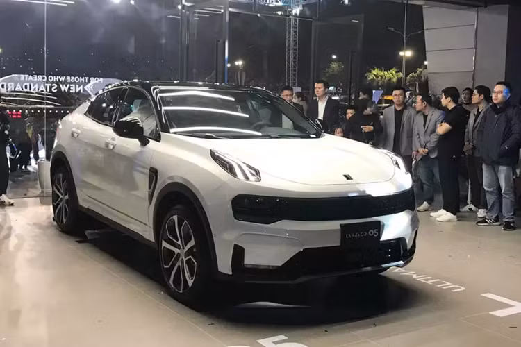 Lynk &amp; Co là thương hiệu ôtô Trung Quốc thuộc tập đoàn Geely và đã ra mắt thị trường Việt Nam vào hồi tháng 12/2023. Trong sự kiện ra mắt, Lynk &amp; Co với 4 mẫu xe đến trưng bày, bao gồm 09, 01, 05 và 03+. Tuy nhiên, vào thời điểm đó, chỉ có mẫu SUV cỡ lớn Lynk &amp; Co 09 được công bố giá bán.
