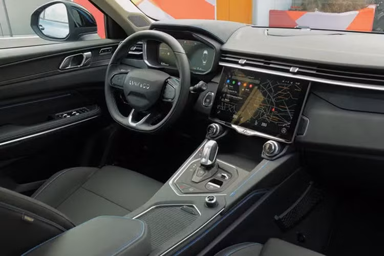 Ngoài ra, xe còn có cảm biến hỗ trợ đỗ xe phía sau, cảnh báo áp suất lốp và hệ thống trợ lái khi tắc đường. Động cơ của Lynk &amp; Co 01 là máy xăng 4 xi-lanh, tăng áp, dung tích 2.0L với công suất tối đa 218 mã lực tại tua máy 5.000 vòng/phút và mô-men xoắn cực đại 325 Nm tại tua máy 1.800 - 4.500 vòng/phút.