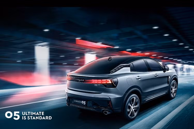 Trang bị an toàn của Lynk &amp; Co 01 cũng phong phú không kém với 6 túi khí, hệ thống kiểm soát hành trình thích ứng, phanh khẩn cấp tự động có thể phát hiện người đi bộ, cảnh báo tiền va chạm, cảnh báo người lái mất tập trung, cảnh báo lệch làn đường, hỗ trợ giữ làn đường khẩn cấp, camera 360 độ.