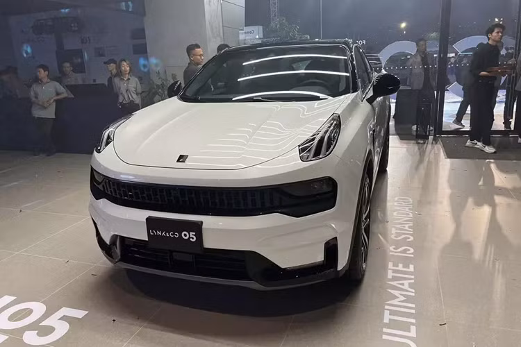 Tuy nhiên, Lynk &amp; Co 01 vẫn rẻ hơn nhiều so với Volvo XC40 (1,79 tỷ đồng). Hiện là mẫu xe rẻ nhất của thương hiệu Lynk &amp; Co, 01 được định vị trong phân khúc SUV cỡ C. Đây đồng thời cũng là mẫu xe đầu tiên của thương hiệu Lynk &amp; Co.