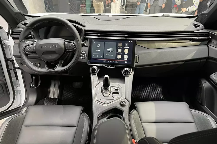 01 sở hữu thiết kế khá đặc trưng của thương hiệu Lynk &amp; Co với hệ thống đèn 2 tầng trên đầu xe, bao gồm đèn pha LED hiệu suất cao nằm bên dưới, tách rời với đèn LED định vị ban ngày phía trên. Bên cạnh đó là lưới tản nhiệt Urban Matrix nằm ngang gọn gàng, vành hợp kim 19 inch, đèn hậu LED toàn phần có thiết kế dạng khối năng lượng, cửa cốp chỉnh điện và ống xả kép thể thao.