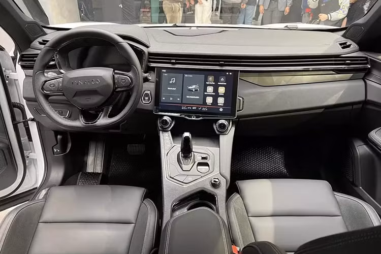 01 sở hữu thiết kế khá đặc trưng của thương hiệu Lynk &amp; Co với hệ thống đèn 2 tầng trên đầu xe, bao gồm đèn pha LED hiệu suất cao nằm bên dưới, tách rời với đèn LED định vị ban ngày phía trên. Bên cạnh đó là lưới tản nhiệt Urban Matrix nằm ngang gọn gàng, vành hợp kim 19 inch, đèn hậu LED toàn phần có thiết kế dạng khối năng lượng, cửa cốp chỉnh điện và ống xả kép thể thao.