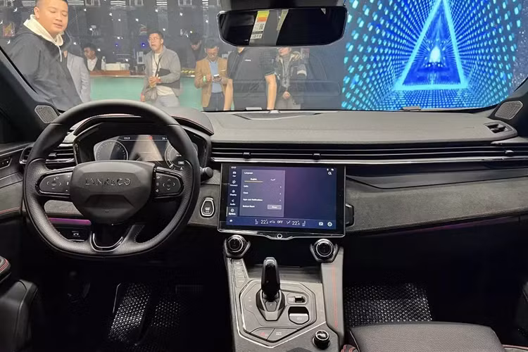 Dùng chung khung gầm với Volvo XC40 hiện cũng đang được bán tại Việt Nam, Lynk &amp; Co 01 sở hữu kích thước dài x rộng x cao lần lượt là 4.549 x 1.860 x 1.689 mm và chiều dài cơ sở 2.734 mm.