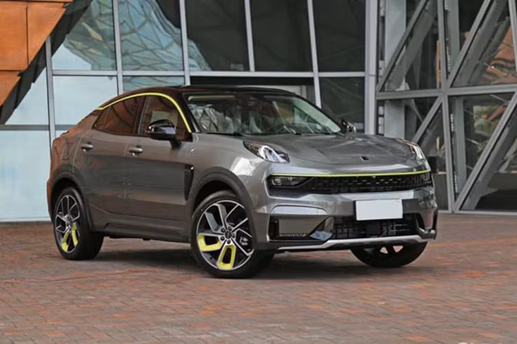 Ngoài ra, xe còn được trang bị hệ thống đèn pha thích ứng, tự động bật/tắt, tự động điều chỉnh luồng sáng cao/thấp và chờ dẫn đường. Bên cạnh đó là kính cách âm dành cho hàng ghế trước, gương chiếu hậu gập điện/sấy mặt gương/nhớ vị trí/tự động gập khi xe đỗ lại/tích hợp đèn chào mừng và vành hợp kim 20 inch.