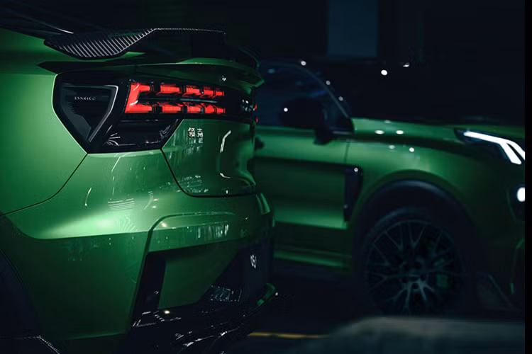 So với Lynk &amp; Co 01, mẫu xe này dài hơn, rộng hơn và thấp hơn trong khi chiều dài cơ sở giống hệt. Tương tự 01, Lynk &amp; Co 05 cũng có hệ thống đèn 2 tầng trên đầu xe và đèn hậu LED toàn phần với thiết kế khối năng lượng.