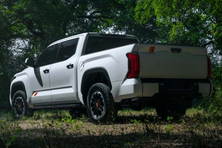 Hệ thống truyền động vẫn được giữ nguyên với các tùy chọn Động cơ Hybrid tăng áp kép V6 và i-Force Max. Động cơ Hybrid có khả năng sản sinh công suất 389 mã lực và mô-men xoắn 649 Nm, trong khi động cơ sau tạo ra công suất 437 mã lực và mô-men xoắn cực đại 790 Nm.