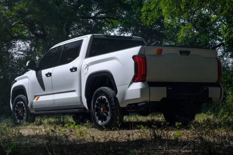 Hệ thống truyền động vẫn được giữ nguyên với các tùy chọn Động cơ Hybrid tăng áp kép V6 và i-Force Max. Động cơ Hybrid có khả năng sản sinh công suất 389 mã lực và mô-men xoắn 649 Nm, trong khi động cơ sau tạo ra công suất 437 mã lực và mô-men xoắn cực đại 790 Nm.