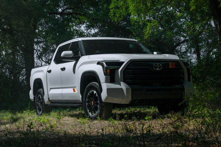 Dòng sản phẩm xe bán tải Toyota Tundra 2025 sẽ có các phiên bản như SR, SR5, Limited, Platinum, 1794, TRD Pro và Capstone. Hơn nữa, dòng xe còn có Gói TRD Rally tùy chọn, bổ sung thêm nét tinh tế cho xe bán tải cỡ lớn.