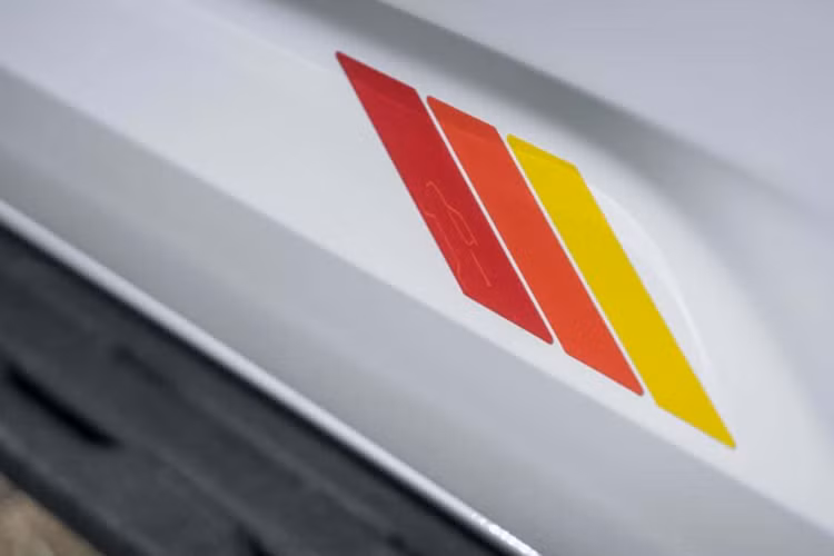 Bên trong nội thất, các nhà thiết kế của Toyota đã bổ sung thêm các điểm nhấn màu đỏ, cam và vàng trên ghế bọc SofTex và bảng điều khiển. Gói TRD Rally có giảm xóc đơn ống Bilstein, khóa vi sai phía sau điều khiển điện tử và hệ thống Kiểm soát thu thập thông tin và Chọn địa hình đa địa hình quen thuộc.