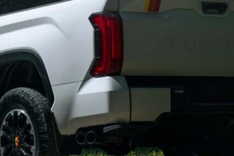 Giống như hầu hết các xe tải cỡ lớn, Tundra cung cấp một số tính năng liên quan đến sức kéo, bao gồm cả Gói Tow Tech mới. Bên cạnh Màn hình xem toàn cảnh (PVM), hệ thống này còn bổ sung thêm hệ thống camera xe kéo không dây mới dưới dạng tùy chọn được lắp đặt tại nhà máy.