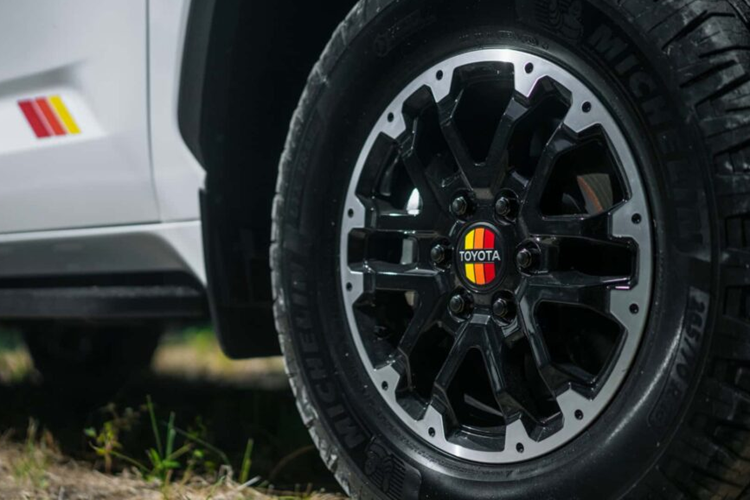 Các điểm nổi bật về ngoại thất bao gồm các biểu tượng màu đỏ, cam và vàng trên lưới tản nhiệt, cửa và cửa sau, bộ mâm xe 18 inch đi kèm với bộ lốp địa hình và tấm ốp bảo vệ gầm trước. Mẫu xe cũng được bán ra với tổng cộng 4 màu bao gồm Ice Cap, Magnet Grey, Midnight Black metallic và Celestial Silver.