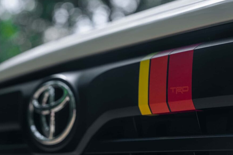 Những chi tiết này sẽ được trang bị tiêu chuẩn trên tất cả các phiên bản Tundra được trang bị gói TRD Off-Road, trong khi TRD Pro được nâng cấp lên giảm xóc Fox và thanh ổn định phía trước.