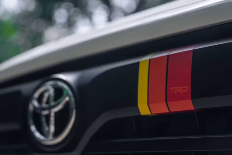 Những chi tiết này sẽ được trang bị tiêu chuẩn trên tất cả các phiên bản Tundra được trang bị gói TRD Off-Road, trong khi TRD Pro được nâng cấp lên giảm xóc Fox và thanh ổn định phía trước.