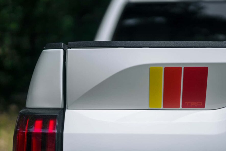 Một tính năng mới khác của Tundra 2025 là ghế trước có chức năng massage với khả năng chỉnh điện 10 hướng, được cung cấp dưới dạng trang bị tiêu chuẩn ở các phiên bản 1794, Platinum và Capstone. SR5 được trang bị ghế lái chỉnh điện 8 hướng kèm tựa lưng chỉnh điện. Thiết kế bên ngoài không thay đổi, ngoại trừ tấm che bùn Mudbath mới có sẵn cho Tundra TRD Pro.