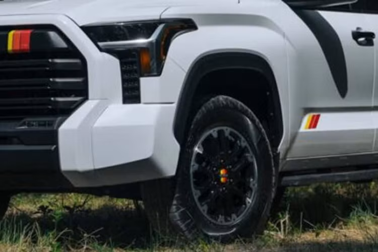 Toyota Tundra vẫn có sẵn các phiên bản Double Cab và CrewMax bốn cửa, với giường phía sau dài từ 5,5 feet (1,68 m) đến 8,1 feet (2,47 m). Đối với phiên bản 2025, ngoài cửa sau chỉnh điện tiêu chuẩn còn có tùy chọn cửa sau chỉnh điện mới với tính năng hỗ trợ nâng đầu gối.