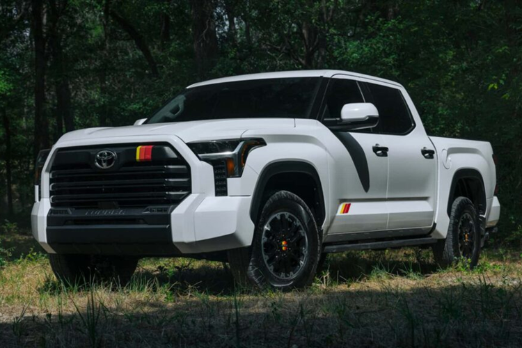 Phiên bản Toyota Tundra hybrid 2025 độ TRD Rally lấy cảm hứng từ Baja được bổ sung thêm các tính năng mới trong dòng Tundra như ghế massage, cửa thùng sau chỉnh điện với hỗ trợ nâng đầu gối và Gói Tow Tech mới dành cho những khách hàng sử dụng thêm xe kéo.