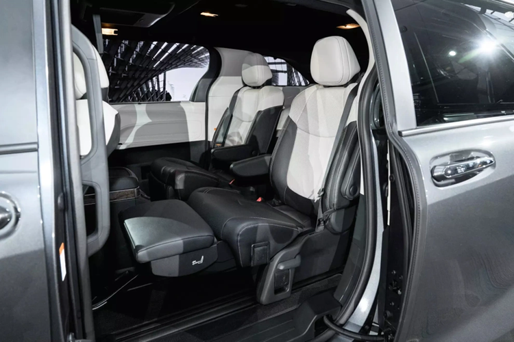 Nếu sau 90 giây cảnh báo vẫn bị bỏ qua, còi xe sẽ kêu to. Sau 4 phút, tài xế sẽ nhận được tin nhắn qua ứng dụng điện thoại thông minh. Nếu sau đó tài xế vẫn không mở cửa, hệ thống sẽ tự động thực hiện một cuộc gọi đến điện thoại của tài xế.